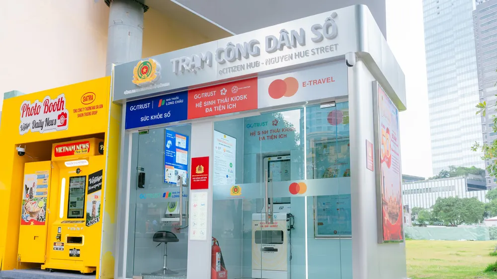 Trạm Công dân số đầu tiên tại phố đi bộ Nguyễn Huệ đưa dịch vụ y tế số đến gần hơn với người dân TP.HCM và du khách. Ảnh: H.Khánh