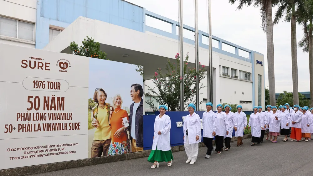Những người tiêu dùng đồng niên 1976 tham quan Nhà máy Sữa Tiên Sơn (ở Bắc Ninh). Ảnh: Vi Nam
