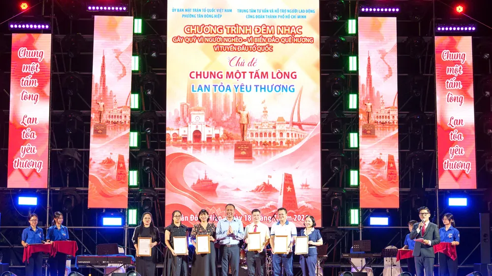 Chủ tịch Ủy ban MTTQ Việt Nam phường Tân Đông Hiệp tri ân các doanh nghiệp hỗ trợ đêm nhạc