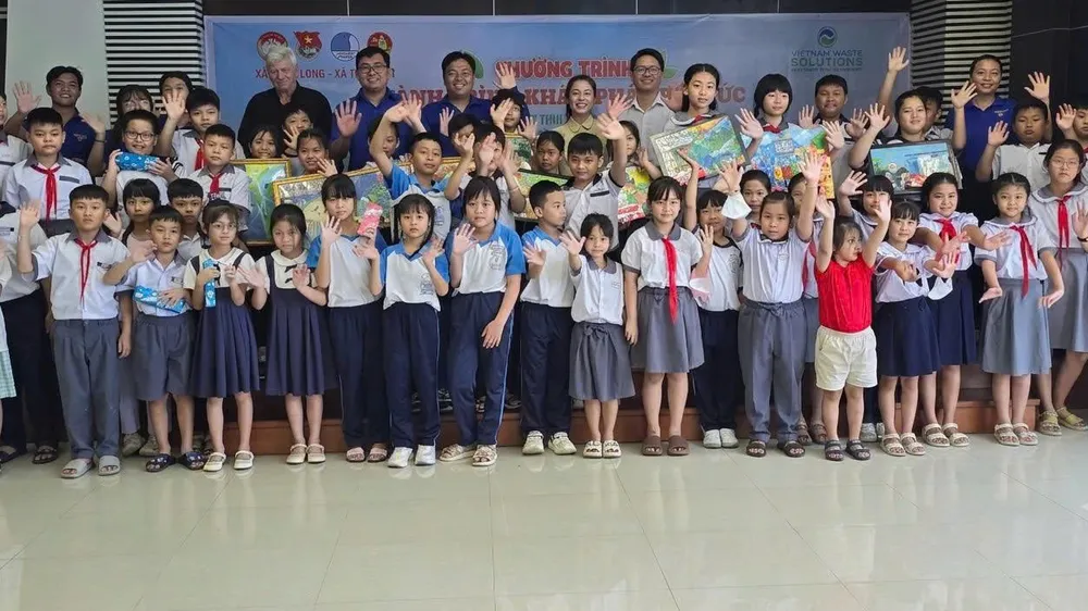 Các em học sinh chụp ảnh lưu niệm cùng đại diện VWS và Ban tổ chức sau chương trình "Khám phá tri thức", khép lại một ngày trải nghiệm ý nghĩa về bảo vệ môi trường và phát triển bền vững