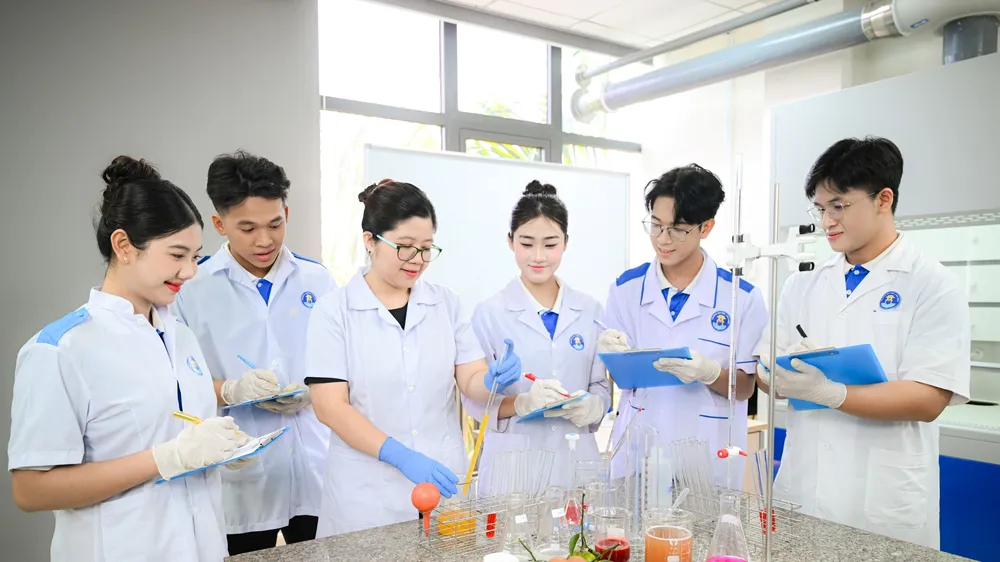 Sinh viên Trường Đại học Văn Hiến thực hành tại phòng thí nghiệm hiện đại dưới sự hướng dẫn của giảng viên, góp phần nâng cao năng lực chuyên môn và kỹ năng nghiên cứu