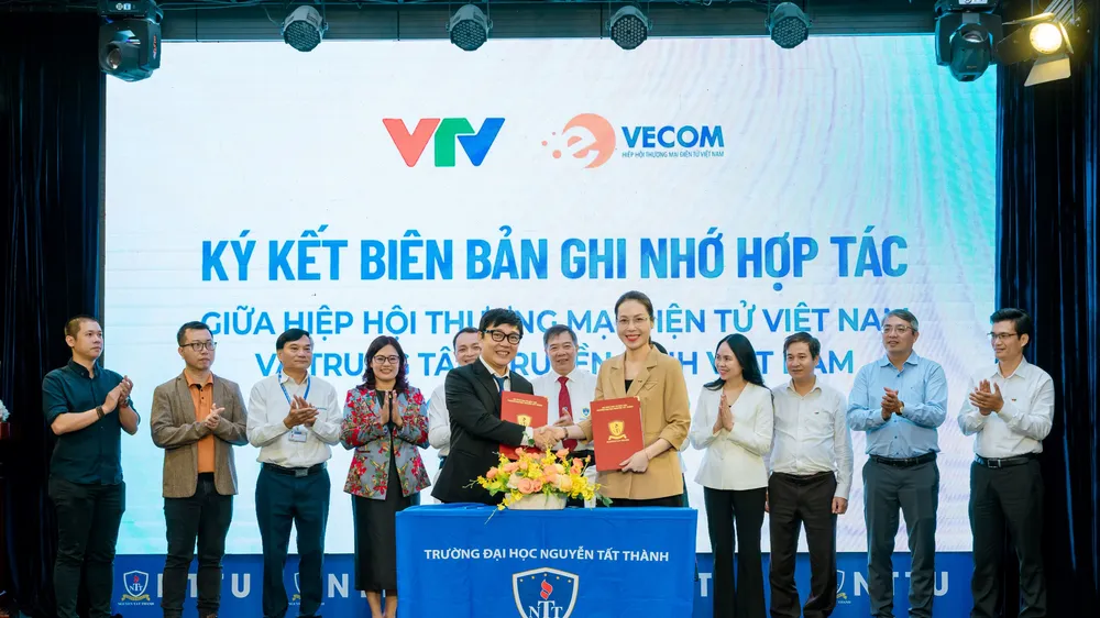 Ông Nguyễn Tấn Phong, Phó Chủ tịch VECOM và bà Trần Thanh Minh, Phó Giám đốc VTV Nam Bộ ký kết hợp tác truyền thông, phổ biến tri thức và xu hướng mới về thương mại điện tử, kinh tế số