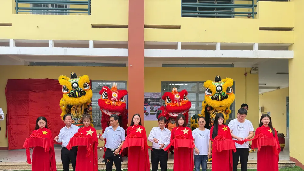 Các đại biểu thực hiện nghi thức cắt băng khánh thành phòng thực hành máy tính tại Trường Cao đẳng Nghề Việt Nam – Singapore