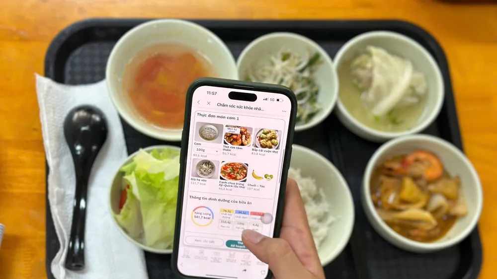 Người lao động tại Ajinomoto chủ động theo dõi giá trị dinh dưỡng bữa ăn hằng ngày bằng phần mềm