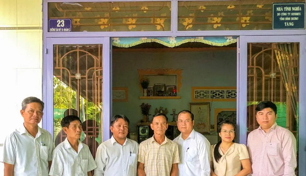 Ông Nguyễn Thanh Lâm, Bí thư Đảng ủy, Chủ tịch HĐND xã Thường Tân trao quà cho các gia đình chính sách
