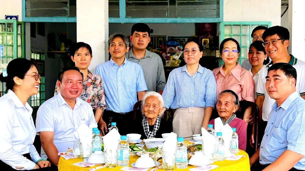 Ông Nguyễn Đình Khánh, Bí thư Đảng uỷ xã Dầu Tiếng cùng cán bộ công viên chức xã ân cần thăm hỏi và dùng bữa cơm tri ân cùng các Mẹ Việt Nam Anh hùng