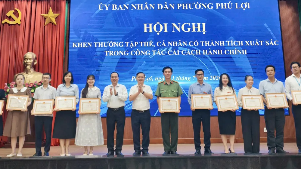 Các tập thể, cá nhân có thành tích xuất sắc trong công tác cải cách hành chính 6 tháng đầu năm 2026 nhận khen thưởng