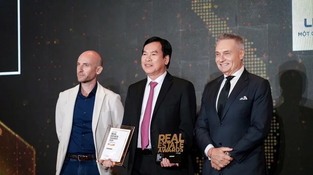 Ông Bùi Ngươn Phong, Chủ tịch HĐQT, Nhà sáng lập hệ sinh thái Tập đoàn Lê Phong, đại diện doanh nghiệp nhận giải thưởng “Nhà phát triển bất động sản tầm trung tốt nhất Việt Nam 2026” tại Dot Property Vietnam Awards 2026