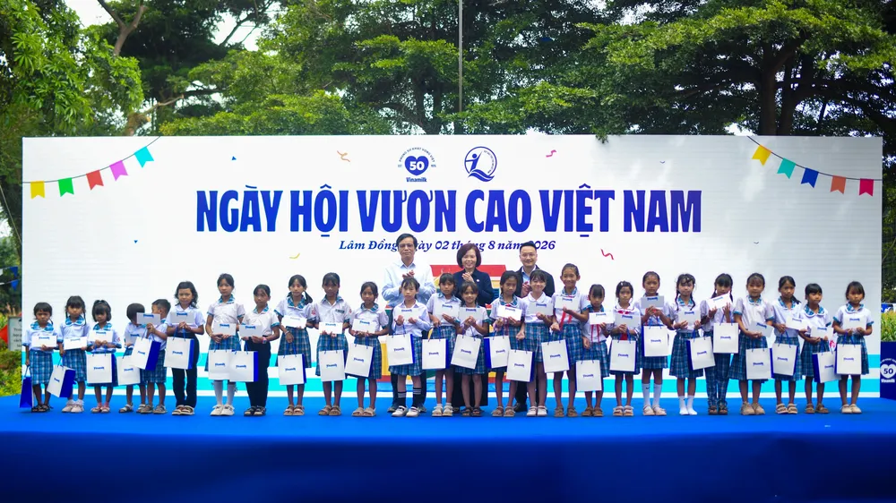 Các đại biểu trao tặng những phần học bổng Vinamilk đến cho các em học sinh Trường Tiểu học An Hiệp (Ảnh: Hải An)