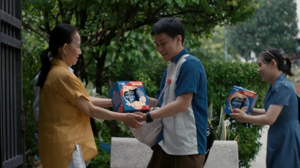 Trao yêu thương, chúc sức khỏe cha mẹ mùa Vu Lan