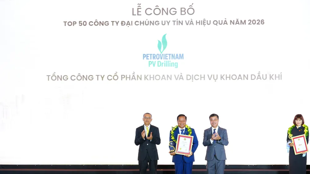 Chủ tịch HĐQT PV Drilling Mai Thế Toàn, Đại diện Tổng công ty nhận vinh danh Top 50 Công ty Đại chúng uy tín và hiệu quả (VIX50) năm 2026