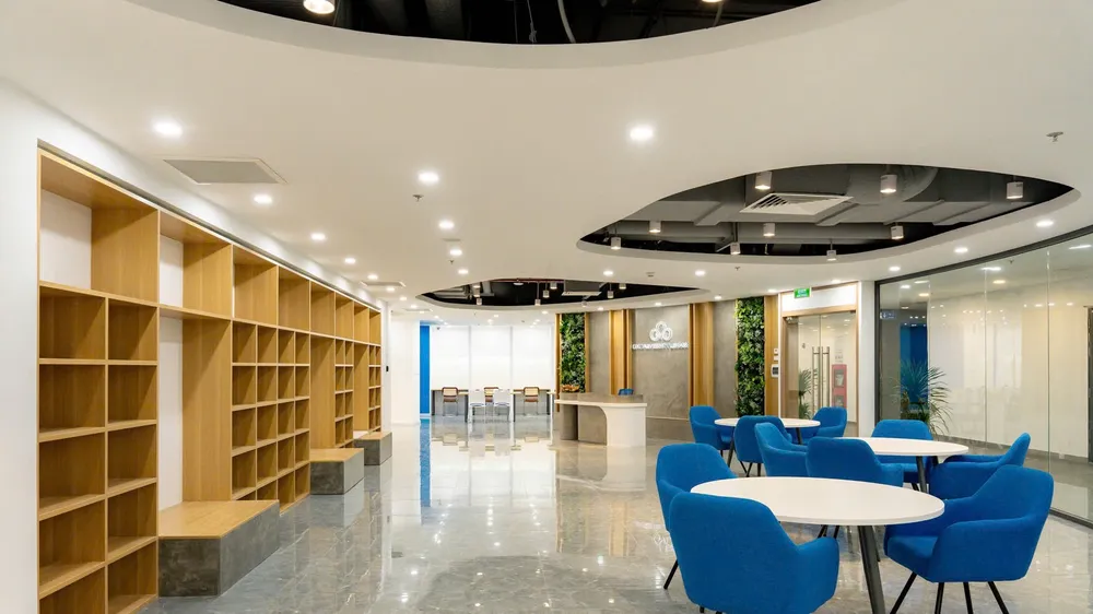 Thư viện và khu vực tự học được bố trí để đáp ứng nhu cầu học tập cá nhân và theo nhóm