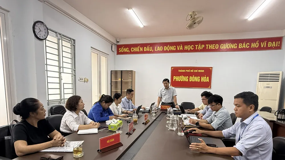Ông Võ Trọng Tài, Chủ tịch UBND phường Đông Hòa, trực tiếp gặp gỡ, đối thoại với người dân có đất nằm trong dự án để lắng nghe, giải đáp những vướng mắc về bồi thường, hỗ trợ và tái định cư