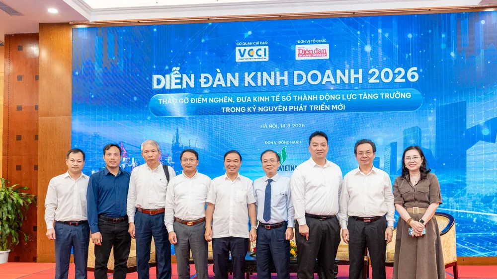 Các đại biểu, diễn giả chụp ảnh lưu niệm tại Diễn đàn Kinh doanh 2026 với chủ đề “Tháo gỡ điểm nghẽn, đưa kinh tế số thành động lực tăng trưởng trong kỷ nguyên phát triển mới”
