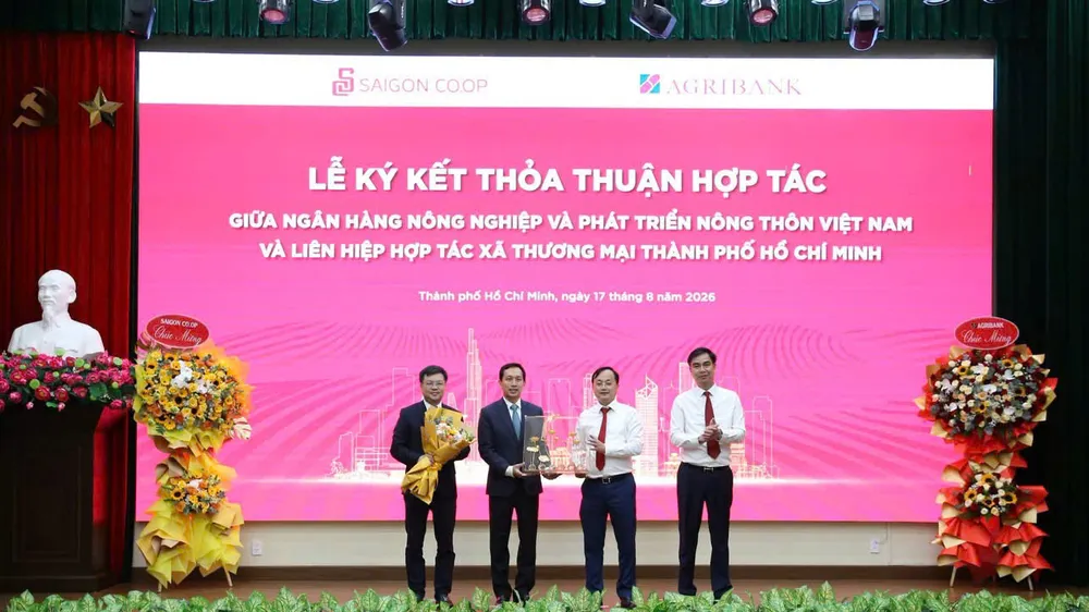 Lãnh đạo Saigon Co.op và Agribank tại lễ ký kết thỏa thuận hợp tác, hướng tới tăng cường kết nối tài chính với hoạt động sản xuất, phân phối và chuỗi cung ứng