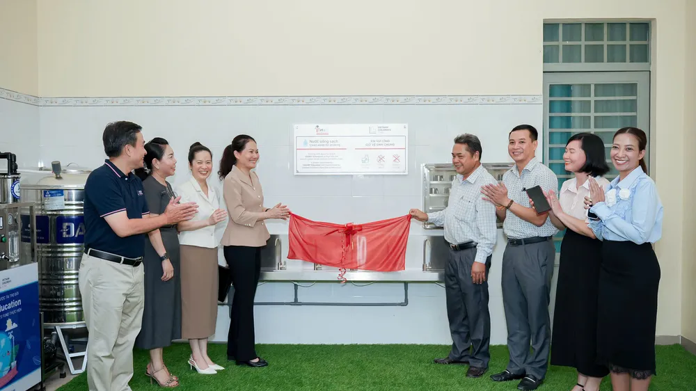 Đại diện Sở GD-ĐT TPHCM, nhà trường và các đơn vị bàn giao hệ thống lọc nước công suất 150 lít/giờ
