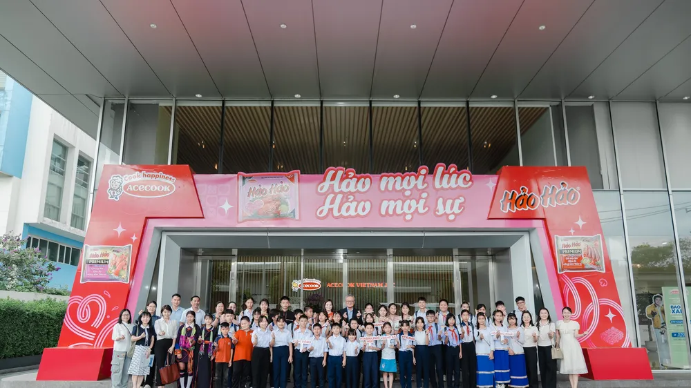 Ban lãnh đạo Acecook Việt Nam chụp hình lưu niệm cùng các em học sinh và thầy cô tham gia chương trình