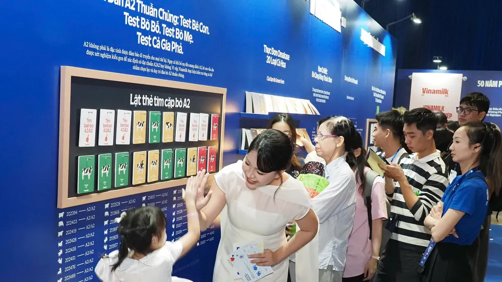 Khách tham quan tập trung tìm hiểu quy trình sản xuất tại triển lãm “50 năm phụng sự khát vọng Việt” của Vinamilk, ngày 19-8