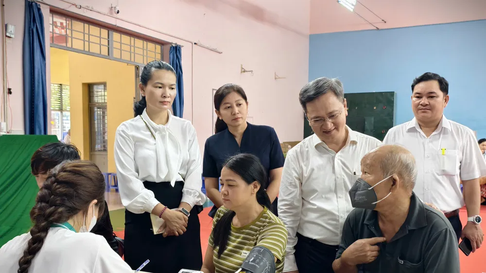 Lãnh đạo phường Phú Lợi thăm 3 điểm khám sức khỏe cố định trên địa bàn phường
