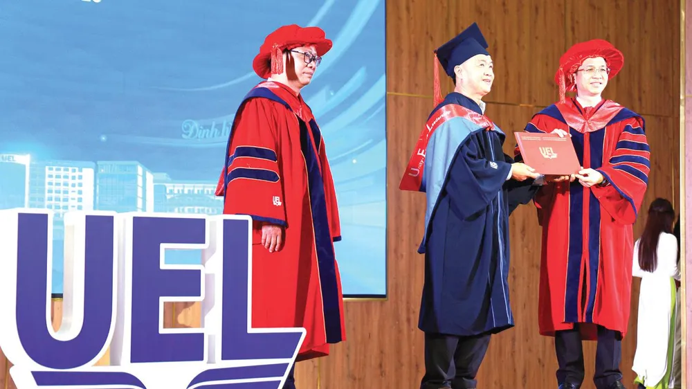 Tân tiến sĩ của UEL nhận bằng tốt nghiệp