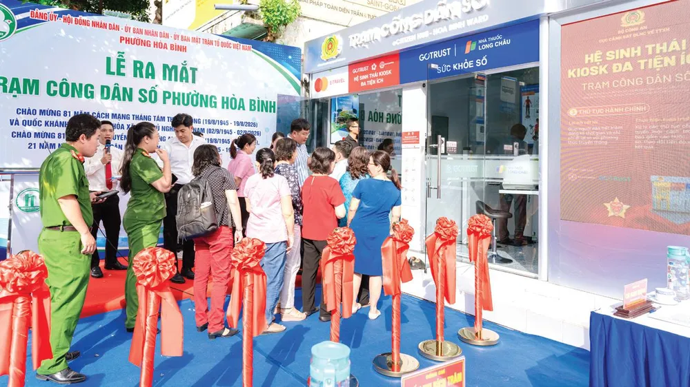 Người dân trải nghiệm dịch vụ y tế thông minh tại Trạm Công dân số