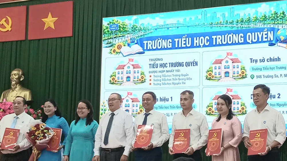 Lãnh đạo phường Nhiêu Lộc trao quyết định và tặng hoa chúc mừng nhân sự Ban Giám hiệu các trường học