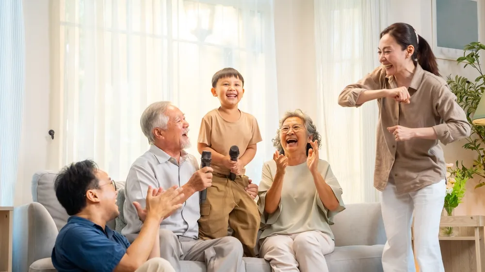 Nhiều người trung niên có xu hướng chuẩn bị sớm để chủ động khi về già. Ảnh Hà Hằng