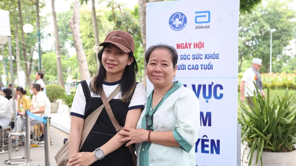 Chị Diễm Quỳnh đồng hành cùng mẹ trong ngày hội chăm sóc sức khỏe người cao tuổi