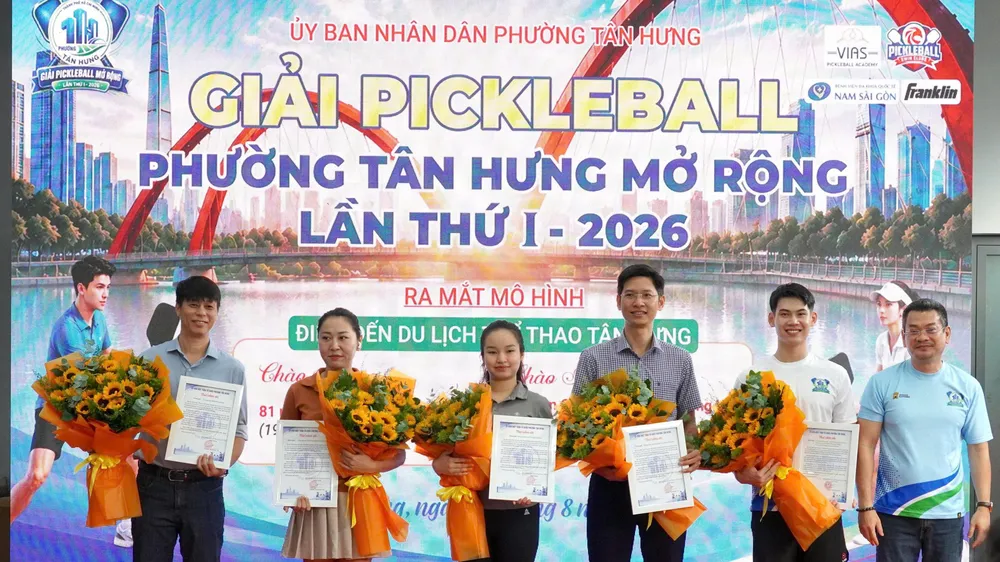Ổng Hoàng Minh Tuấn Anh, Bí thư Đảng ủy phường Tân Hưng trao thư cảm ơn đến các đơn vị tài trợ, đồng hành cùng giải