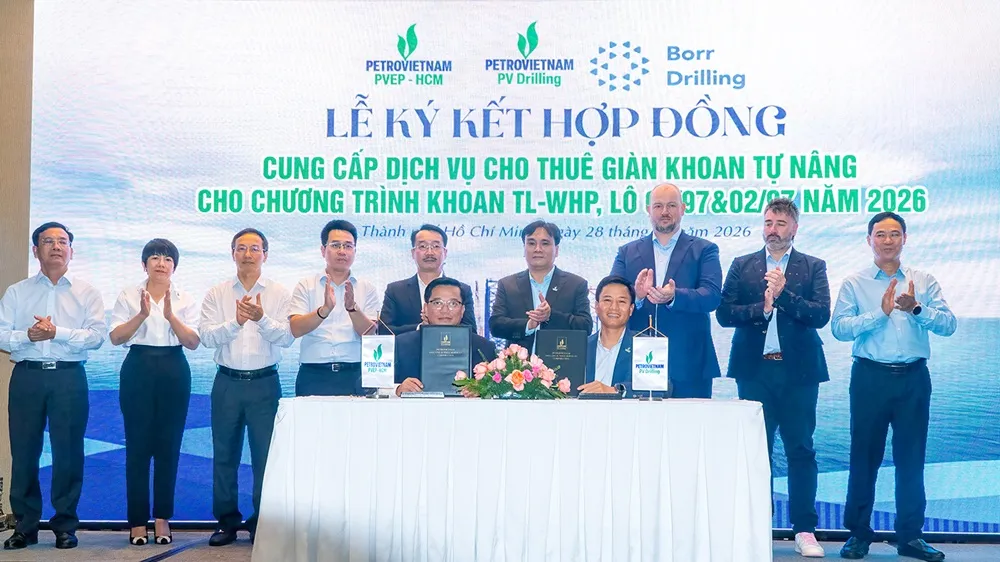 Ông Vũ Việt Hưng, Giám đốc Chi nhánh PVEP-HCM và ông Nguyễn Đình Dương – Phó Tổng Giám đốc PV Drilling, thực hiện lễ ký hợp đồng trước sự chứng kiến của lãnh đạo các bên