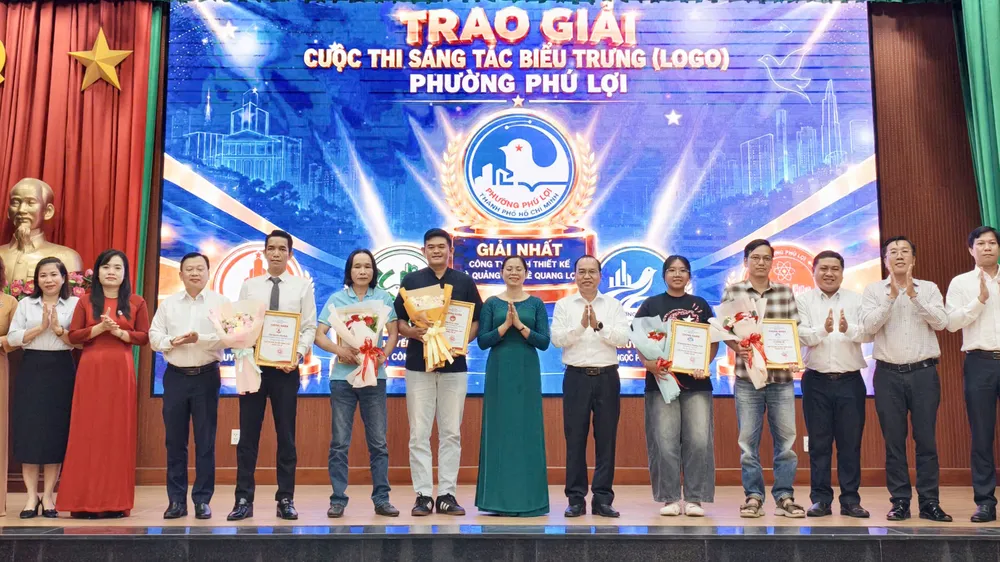 Khen thưởng các tác phẩm đạt giải Cuộc thi Sáng rác biểu tượng (logo) phường Phú Lợi