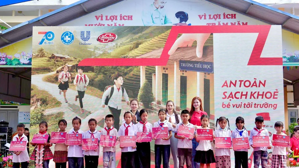 Trao 50 suất học bổng trị giá 50 triệu đồng cho học sinh có hoàn cảnh khó khăn tại trường Tiểu học Phúc Than (Mường Than, Lai Châu)