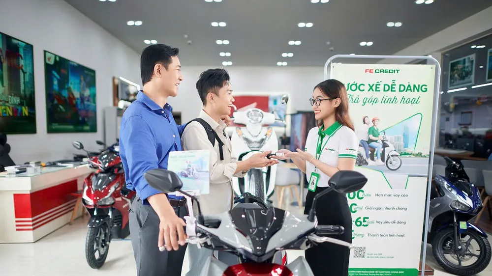 Khách hàng từ 18-20 tuổi được FE CREDIT ưu đãi lãi suất khi trả góp mua xe máy, điện thoại và điện máy