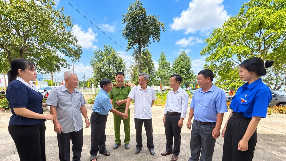 Lãnh đạo xã Minh Thạnh và Công an xã trao đổi, lắng nghe ý kiến người dân bên lề Diễn đàn