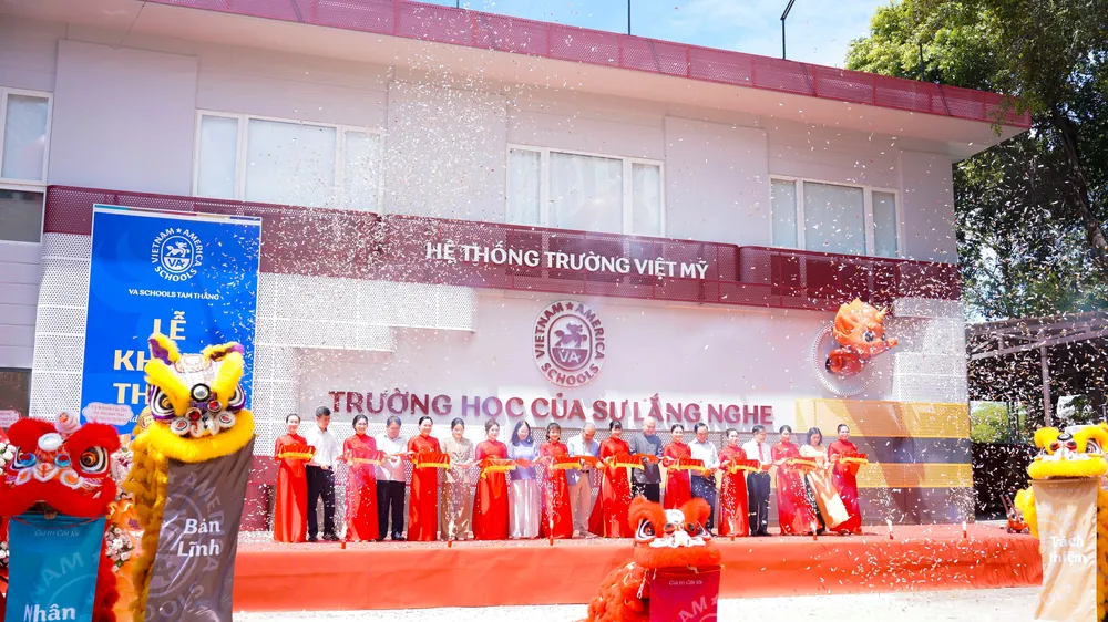 Đại biểu cắt băng khánh thành chính thức đưa Trường Tiểu học VA Schools Cơ sở Tam Thắng đi vào hoạt động