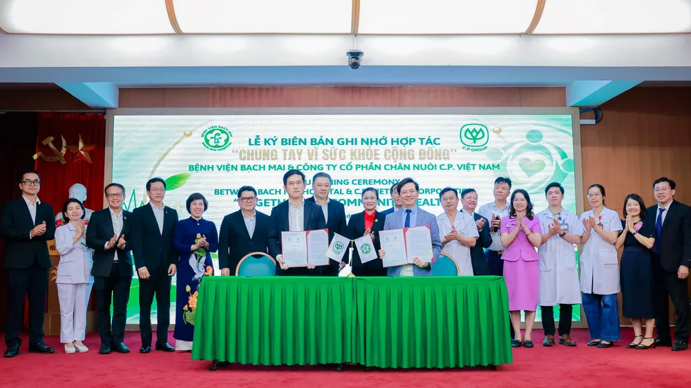C.P. Việt Nam và Bệnh viện Bạch Mai ký kết biên bản ghi nhớ hợp tác dưới sự chứng kiến của ông Soopakij Chearavanont, Chủ tịch Tập đoàn C.P. và bà Đỗ Thị Thu Thảo, Chủ tịch Trung ương Hội Chữ thập đỏ Việt Nam. Ảnh: C.P. Việt Nam