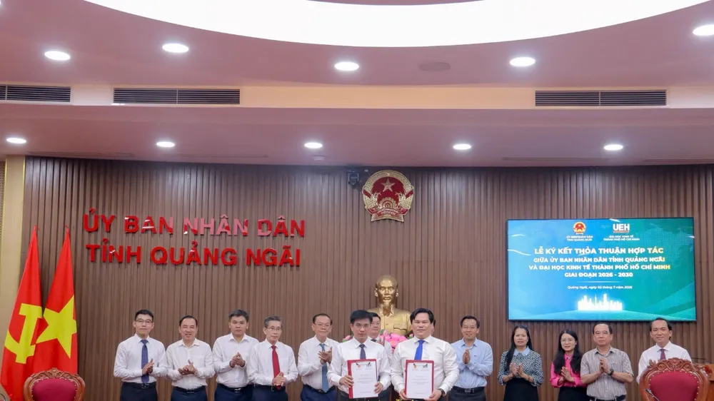 UBND tỉnh Quảng Ngãi và UEH ký kết thỏa thuận hợp tác giai đoạn 2026–2030, mở rộng phối hợp trong đào tạo, nghiên cứu, tư vấn chính sách, đổi mới sáng tạo và chuyển đổi số, 02-7-2026 - Ảnh: UEH