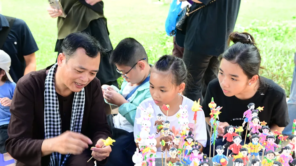 Các em thiếu nhi trải nghiệm làm Tò He