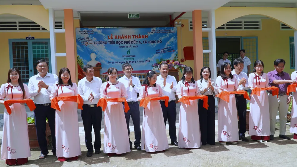 Nghi thức cắt băng khánh thành hai phân khu mới của Trường Tiểu học Phú Đức A, xã Long Hồ (nay là Trường tiểu học Long An A), sáng ngày 19-9-2026