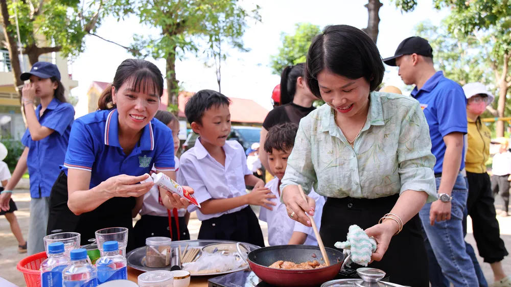 Giáo viên và học sinh tham gia hoạt động “Cô trò vào bếp cùng Vinamilk” tại ngày hội Trung thu ở xã Ea Rốk, tỉnh Đắk Lắk. Ảnh: Nguyễn Hoàng