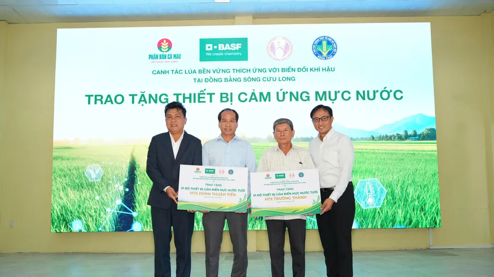 Các đơn vị trao tặng tượng trưng thiết bị quản lý nước tưới ướt-khô xen kẽ cho các hợp tác xã địa phương