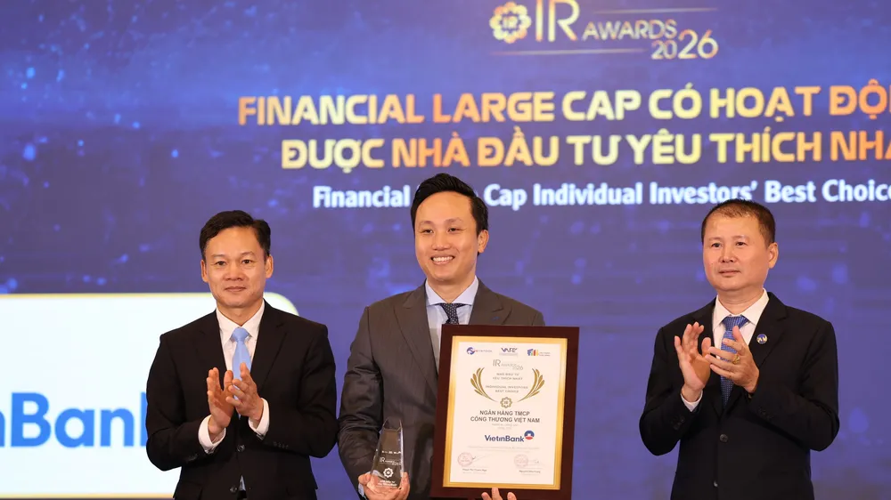 Ông Vương Huy Đông, Phó Ban Thư ký HĐQT&QHCĐ đại diện VietinBank, nhận giải thưởng hạng mục “Financial Large Cap có hoạt động IR được Nhà đầu tư yêu thích nhất 2026”