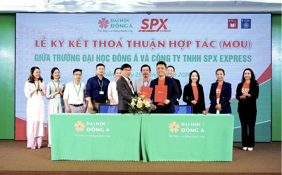 Đại diện SPX và Trường Đại học Đông Á thực hiện nghi thức Ký kết hợp tác chiến lược