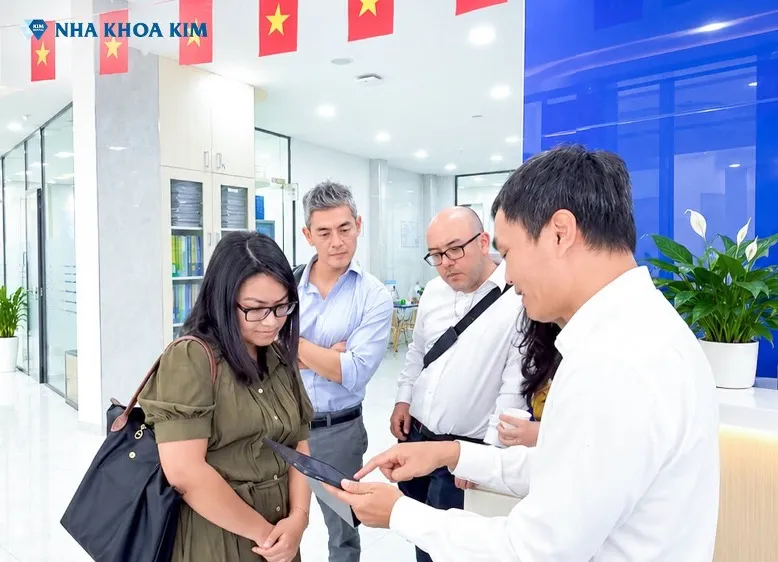 Phái đoàn Pacific Smiles Dental trực tiếp tham quan và trao đổi kinh nghiệm chuẩn hóa vận hành tại Nha Khoa Kim