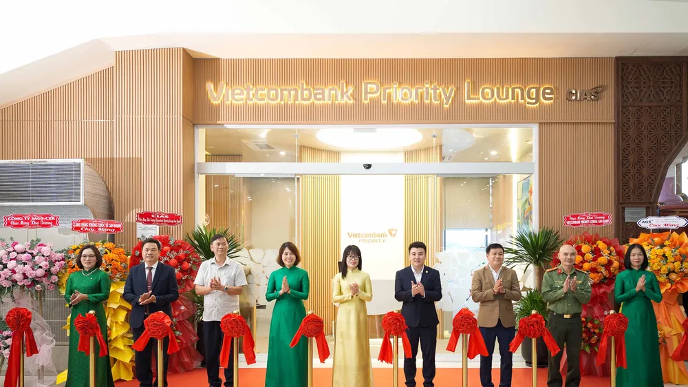 Đại diện lãnh đạo Vietcombank, CIAS và các cơ quan, đơn vị tại Cảng hàng không quốc tế Cam Ranh thực hiện nghi thức cắt băng khai trương Vietcombank Priority Lounge Cam Ranh