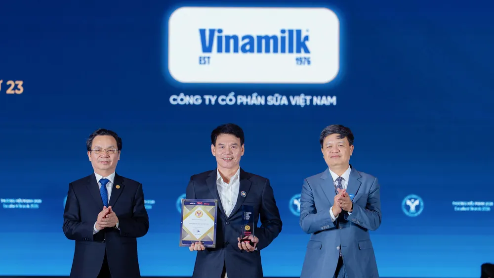 Ông Phạm Tuyên, Giám đốc Chi nhánh Vinamilk Hà Nội, đại diện Vinamilk nhận vinh danh Top 10 Thương hiệu Doanh nghiệp Dẫn đầu khu vực kinh tế tư nhân tại Thương hiệu Mạnh 2026. Ảnh: BTC