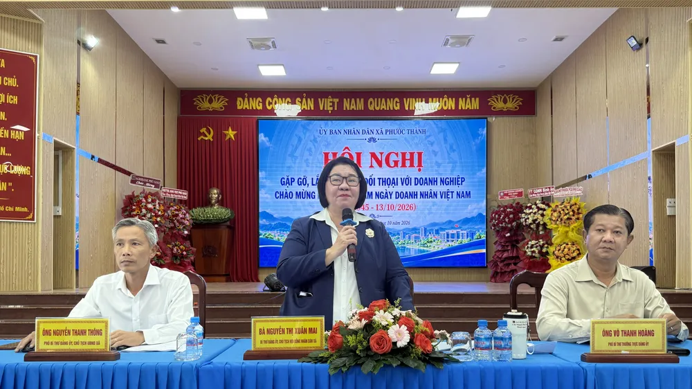 Bà Nguyễn Thị Xuân Mai, Bí thư Đảng ủy, Chủ tịch HĐND xã Phước Thành, phát biểu gợi ý các đại biểu thảo luận tại hội nghị