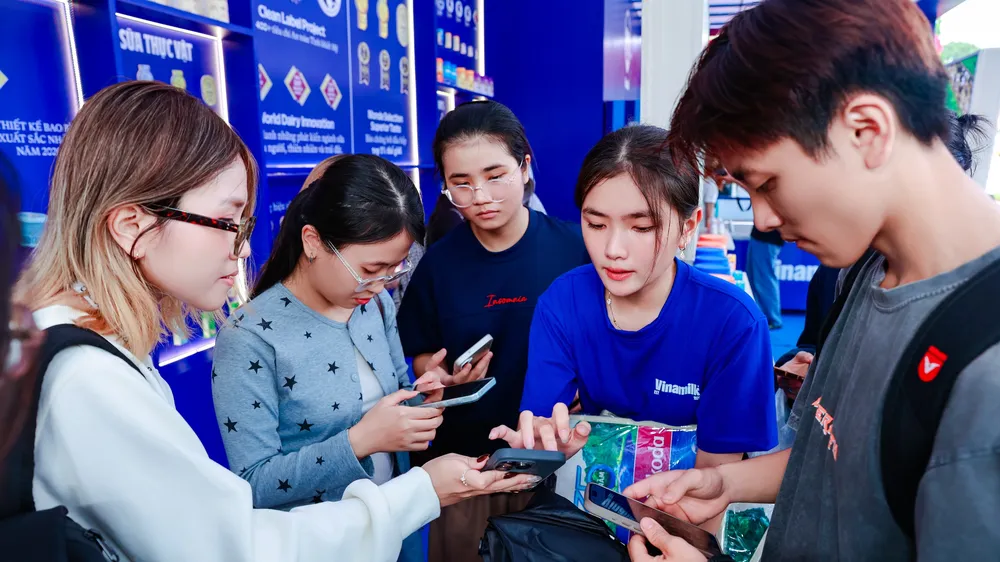 Nhiều thế hệ người tiêu dùng tham gia các hoạt động trải nghiệm tại không gian của Vinamilk (Ảnh: Minh Anh)