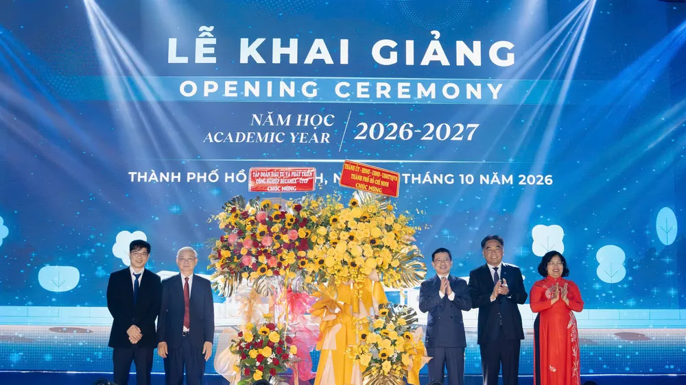 Lãnh đạo TPHCM và Tập đoàn Becamex tặng hoa chúc mừng Trường Đại học Quốc tế Miền Đông nhân lễ khai giảng năm học 2026-2027