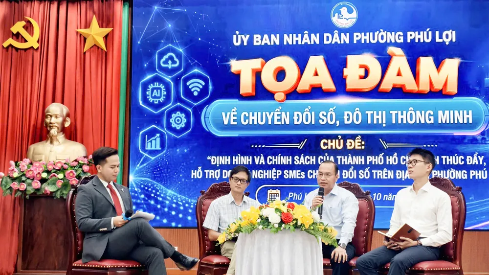 Các đại biểu chia sẻ tại buổi tọa đàm chuyên đề “Chuyển đổi số, đô thị thông minh: Định hình và chính sách của Thành phố Hồ Chí Minh thúc đẩy, hỗ trợ doanh nghiệp SMEs chuyển đổi số”